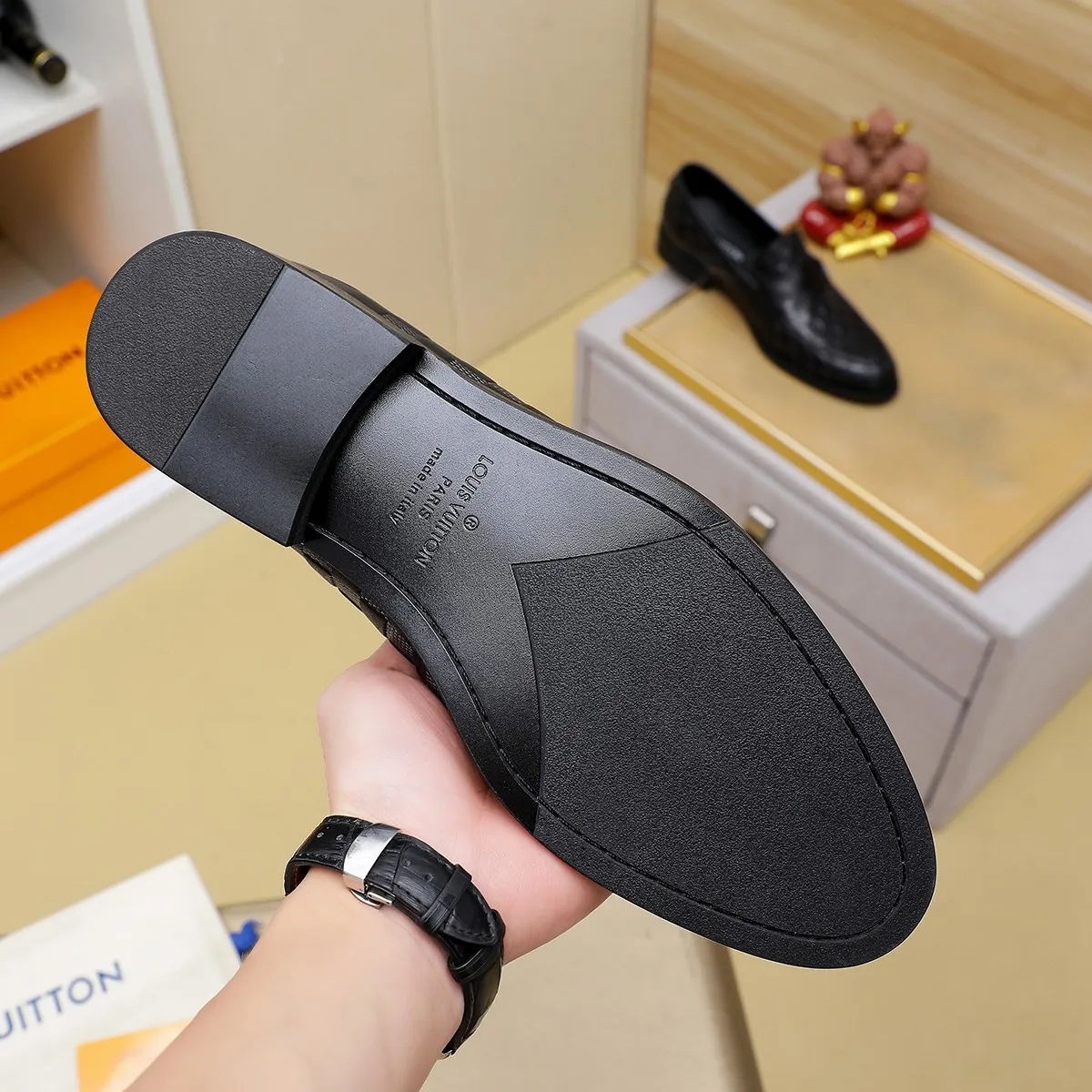 Men's Men's Shoes 💰420 💰[Louis Vuitton] LV high-end business formal leather shoes! ! Luxurious and elegant style, equal emphasis on practicality and style, professional focus on details and quality, counter original 1⃣️: 1⃣️ super accurate reproduction👍🏻! Material: The upper is made of imported original soft 🐂cowhide ➕imported first-layer sheepskin lining. Original anti-slip and wear-resistant outsole! Code number: 39--45, (38.46 custom-made) Large quantities in stock!